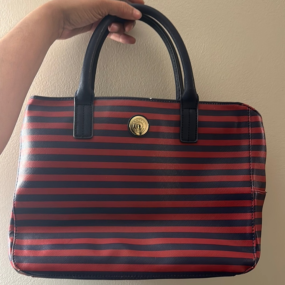 EUC Tommy Hilfiger hand bag